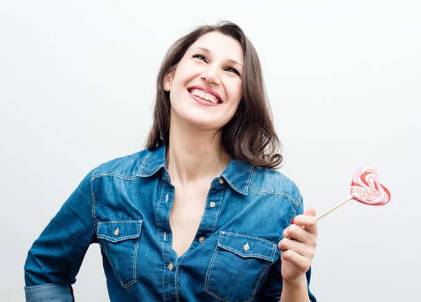 Donna attraente allegra con caramelle nella forma di cuore
 - Foto, immagini