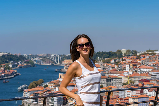 Nuori kaunis nainen poseeraa valokuva kaunis näkymä Porto taustalla - Valokuva, kuva