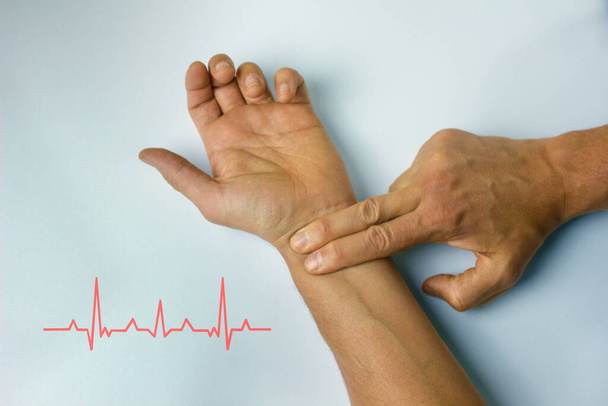 hand nemen hartslag gezondheidscontrole - Foto, afbeelding