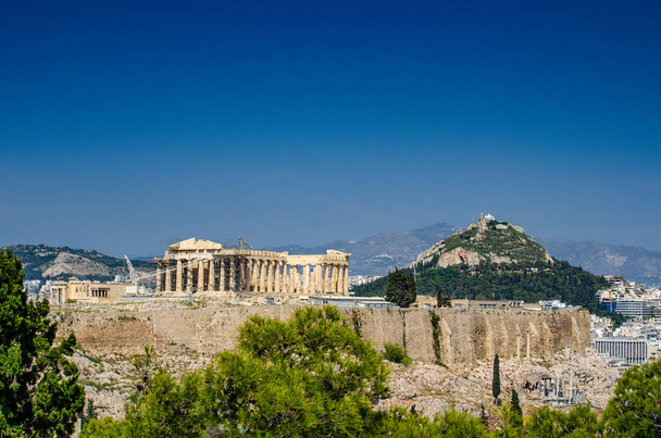 アテネ、ギリシャのアクロポリスの象徴的なビュー - 写真・画像