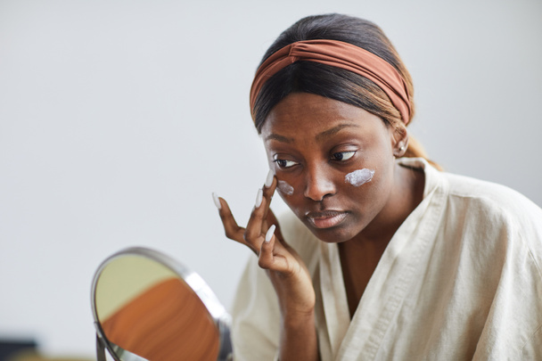 Genç Afrikalı Amerikalı Kadın Evde Cilt Bakımı Keyfi Yapıyor - Fotoğraf, Görsel