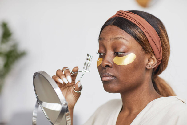 Mujer afroamericana disfrutando de la rutina de belleza - Foto, imagen
