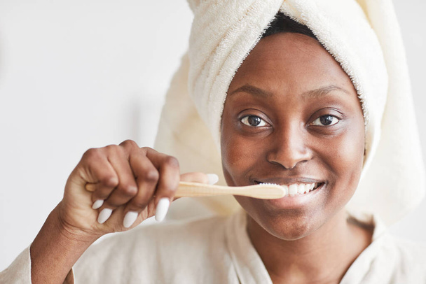 Afro-Amerikaanse vrouw borstelen tanden - Foto, afbeelding