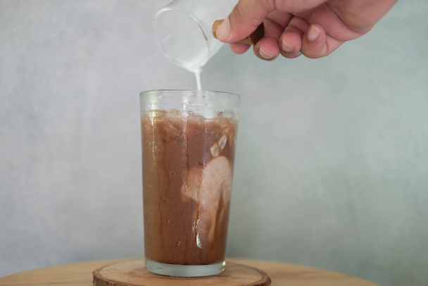 Despeje leite fresco no café Mocha em gelo em vidro - Foto, Imagem