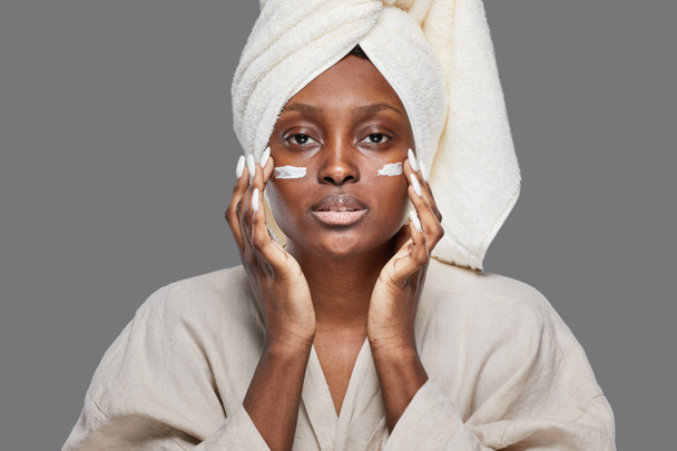 Joven mujer afroamericana disfrutando del cuidado de la piel - Foto, imagen