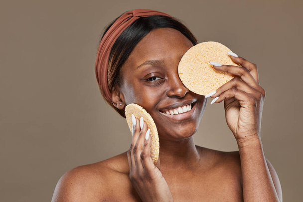 African American Woman Holding Sponge - Foto, Imagem