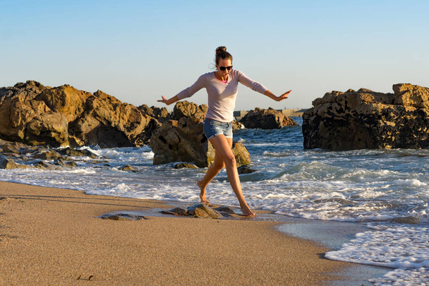 Une jeune belle femme court autour de la côte atlantique à Matosinhos plage, Portugal - Photo, image