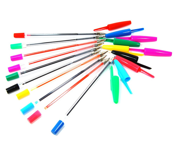 Набор разноцветных шариковых ручек, изолированных на белом фоне
 - Фото, изображение