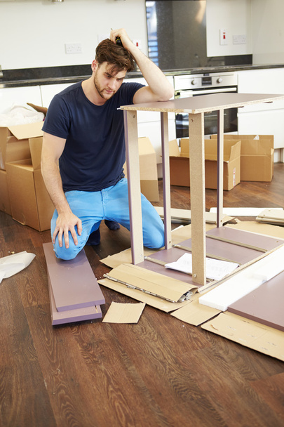 Man Putting Together Assembly Furniture - Foto, Imagen