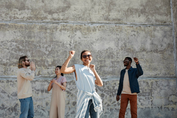 Група молодих людей танцює в місті
 - Фото, зображення