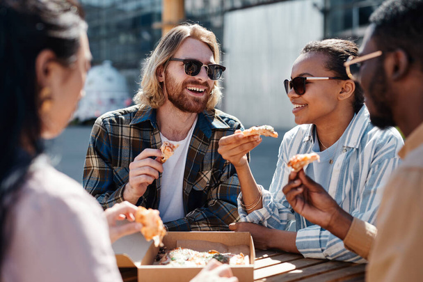Groupe d'amis Manger de la pizza en plein air - Photo, image