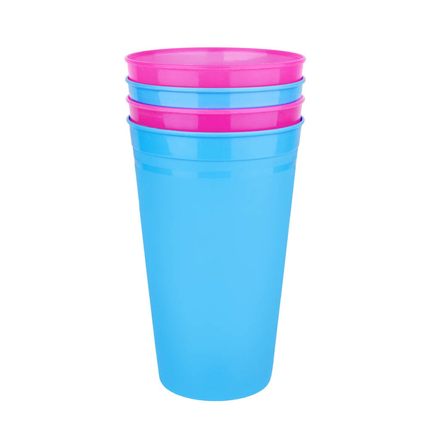 青とピンクの空のプラスチックカップスタック白の背景を閉じ、 4つの使い捨ての空白の飲料ガラス、飲料、カクテル、冷たい水、コーヒーマグカップ、紅茶、フルーツジュース、タンブラーデザイン、道具を隔離 - 写真・画像