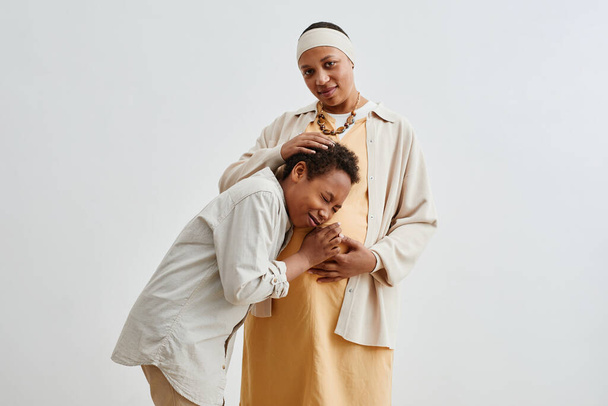Raskaana Afrikkalainen Amerikkalainen nainen pojan kanssa - Valokuva, kuva