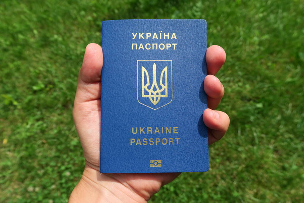 Passeport étranger de l'Ukraine avec une couverture bleue - Photo, image