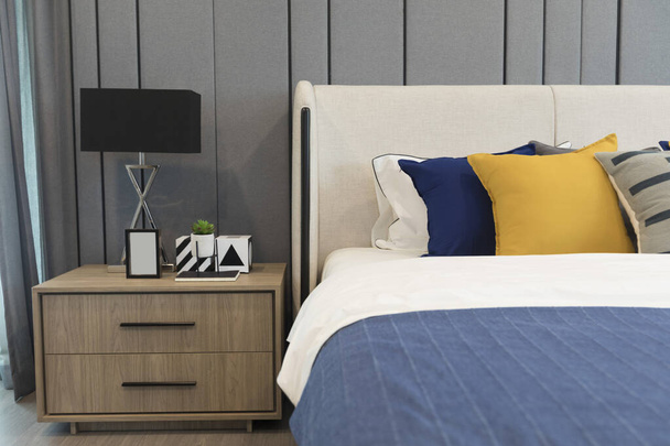 almofadas confortáveis na cama no interior do quarto - Foto, Imagem