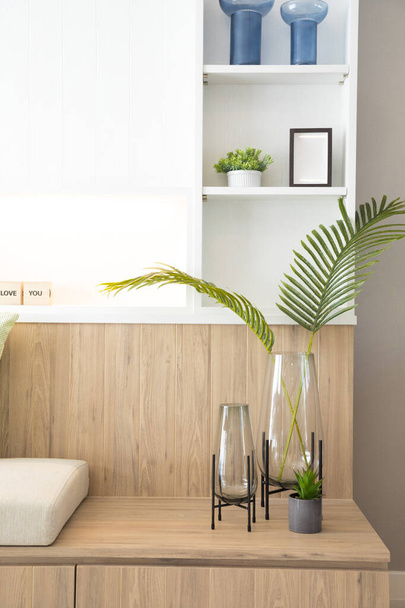 interior moderno com prateleiras de madeira e plantas verdes - Foto, Imagem