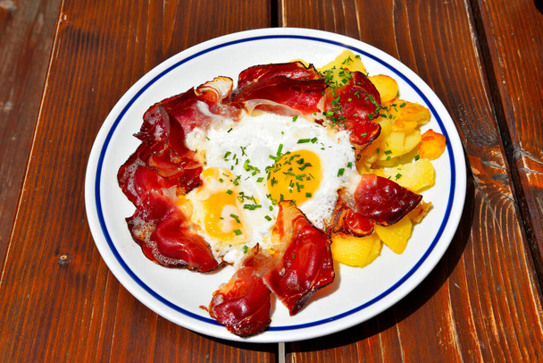 Яйця, картопля і бекон - звичайна страва південного тиролу. - Фото, зображення
