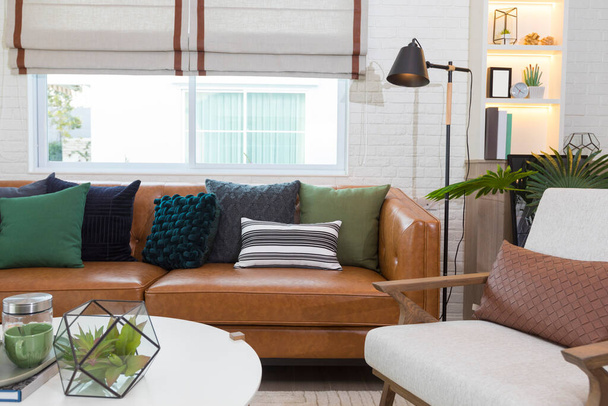 gyönyörű párnák a modern kanapén - Fotó, kép