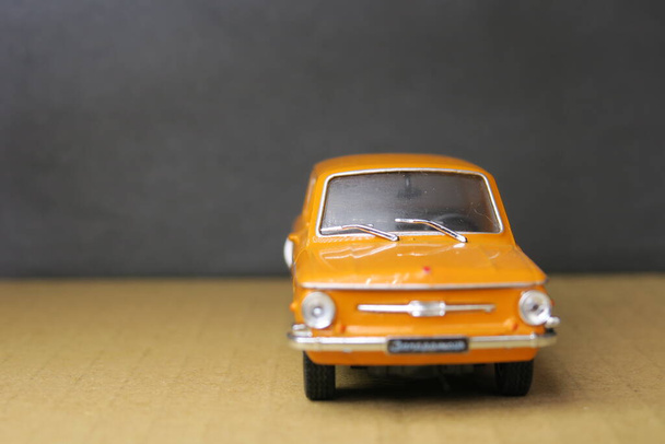 小さな美しいプラスチック製のおもちゃの車 - 写真・画像