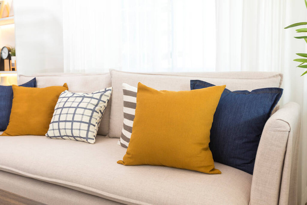 bellissimi cuscini sul divano moderno - Foto, immagini