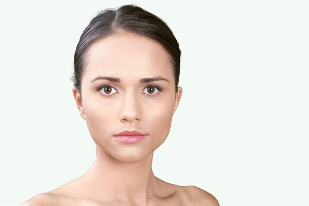 Beauty skin of the young natural model, using facial toners and sunscreen SPF nude makeup, - Fotoğraf, Görsel