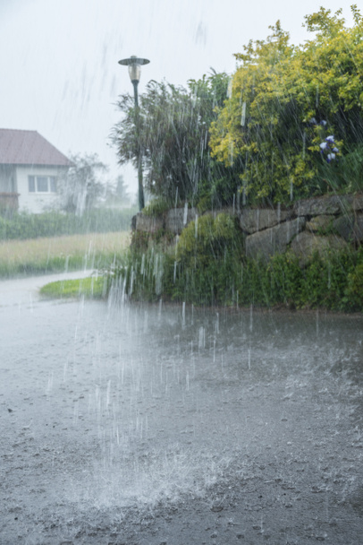 Stürmische Niederschläge und Regengüsse - Regengüsse und Stürme - Foto, Bild