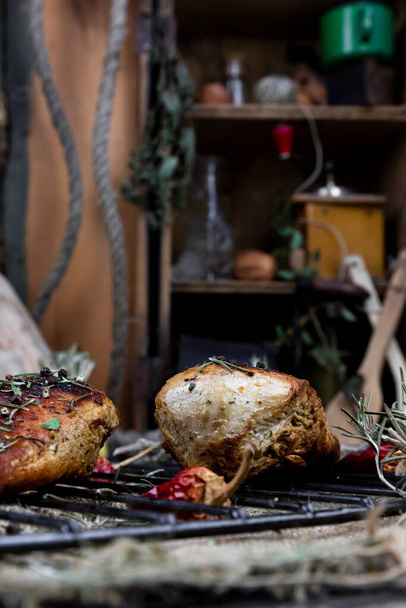  Grillezett fűszeres csirkemell a rusztikus felületen a konyhában - Fotó, kép