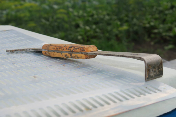 Equipos y herramientas apícolas en el colmenar - Foto, Imagen