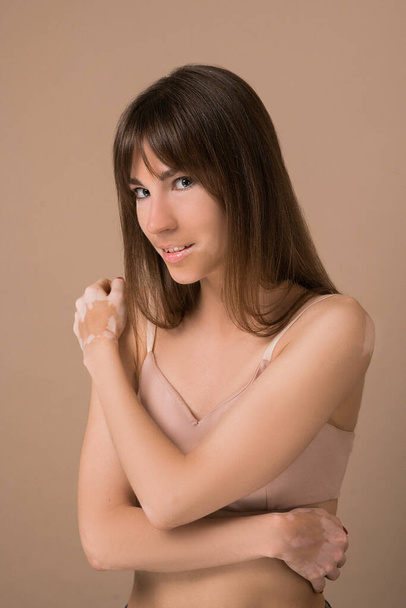 Una mujer joven de pelo bastante largo con pigmentación de la piel - Foto, imagen
