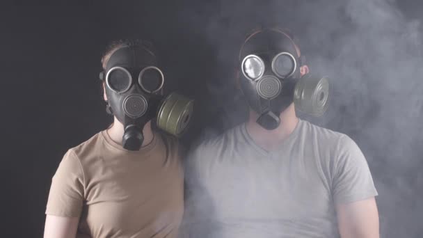 Tir de la femme et l'homme dans des masques à gaz - Séquence, vidéo
