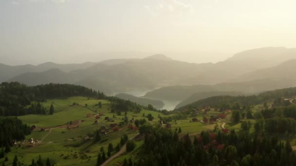 Luftaufnahme vom Tara-Gebirge in Serbien am Zaovine-See - Filmmaterial, Video