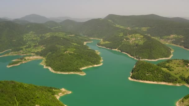 Letecký pohled na jezero Zaovine z hory Tara v Srbsku - Záběry, video