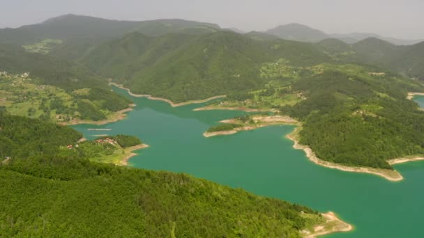 Вид с высоты птичьего полета на озеро Заовин с горы Тара в Сербии - Кадры, видео