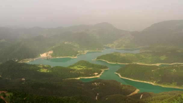 Luchtfoto bij Zaovine meer vanaf Tara berg in Servië - Video