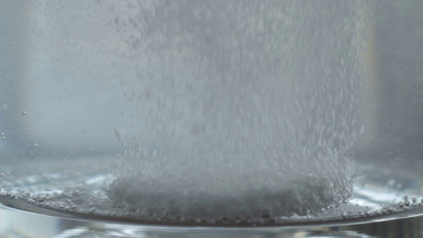 水のガラスの溶解の半分の発泡用量錠剤 - 映像、動画