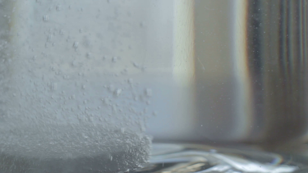 Déposer un comprimé effervescent dans du verre
 - Séquence, vidéo