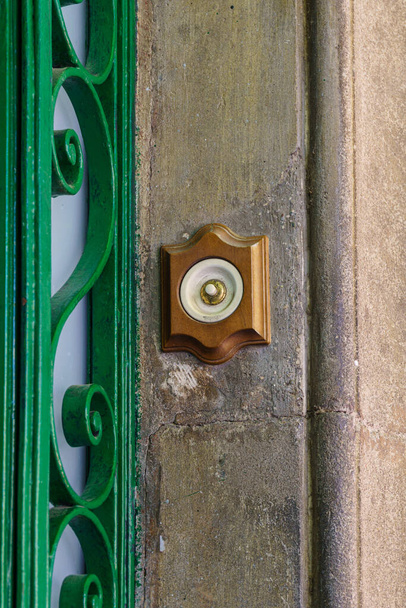 Старий мідний дзвіночок на дверях будинку
 - Фото, зображення