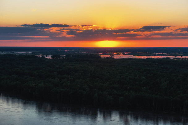 Luchtfoto drone uitzicht op het rivierlandschap in zonnige zomeravond - Foto, afbeelding