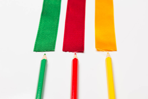 Dar lápices de colores como regalos. Ramo de lápices de colores rodeados y envueltos en regalo con una cinta verde. Colores ecológicos - Foto, Imagen