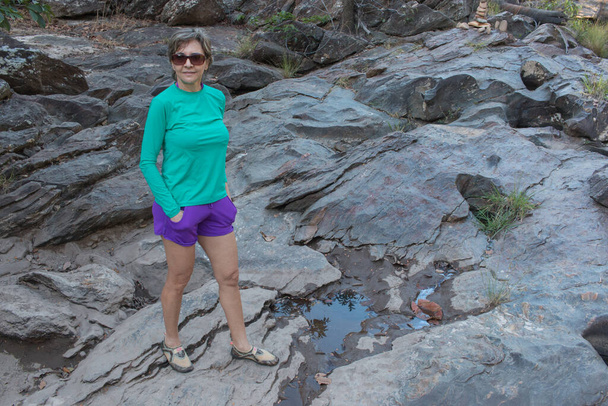 Signora godendo giorno in una cascata chiamata Meia Lua all'interno del Brasile - Foto, immagini