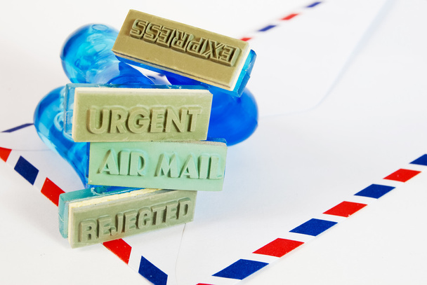 dringende, express, luchtpost, weigeren brief op rubber stempel op lucht mail envelop achtergrond - Foto, afbeelding