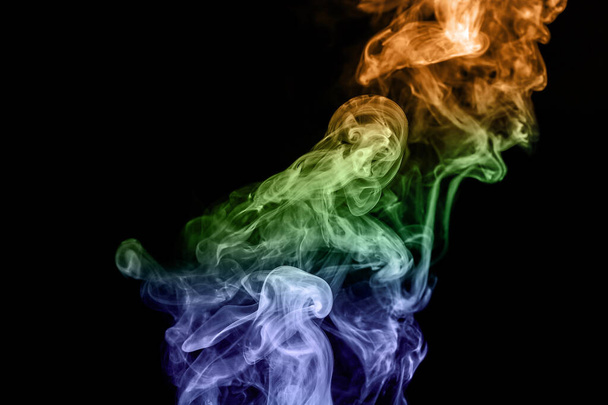Puszyste podmuchy dymu i mgły na czarnym tle - Zdjęcie, obraz