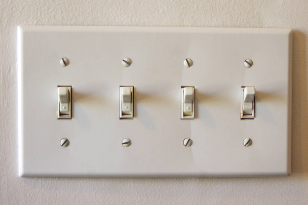 panel de cuatro interruptores de luz - Foto, Imagen