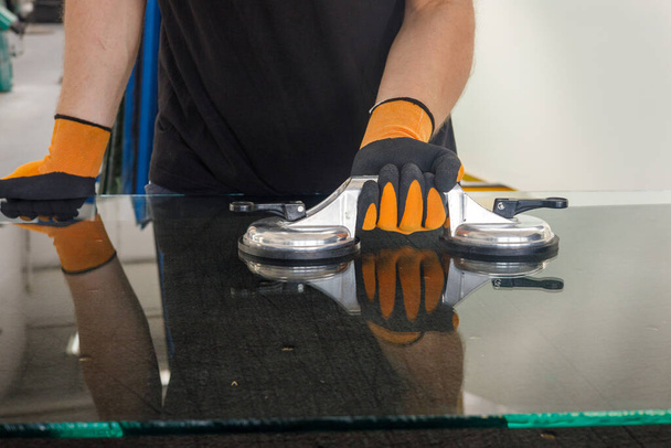 Глазурь поднимает толстое стекло с присоской, стекольный завод, Специализированные рабочие инструменты  - Фото, изображение