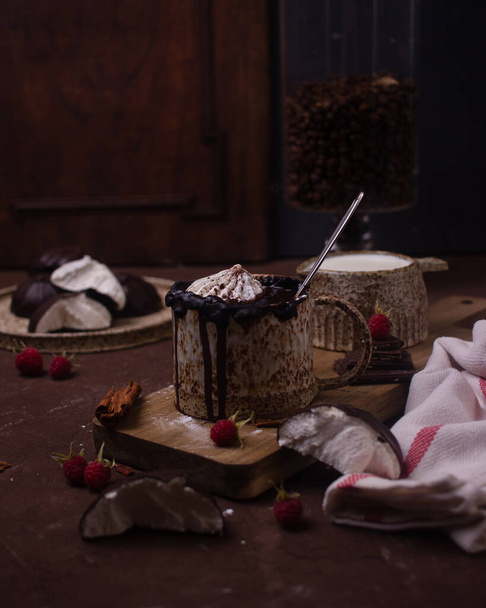 hot chocolate in a ceramic cup with marshmallows on a dark background - Foto, afbeelding