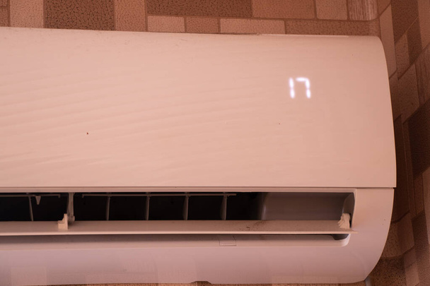 ilmastointi talon seinällä, ilmastointi asunnossa - Valokuva, kuva