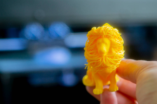 3D-Modell gedruckt Modell auf 3D-Drucker aus heißen geschmolzenen Kunststoff. - Foto, Bild
