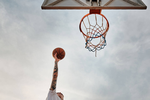 Hand throws basketball to the hoop - Φωτογραφία, εικόνα