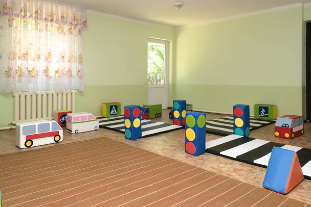 Kinderspielzimmer zum Erlernen der Verkehrsregeln mit Spielzeugautos, Ampeln und Zebrastreifen - Foto, Bild