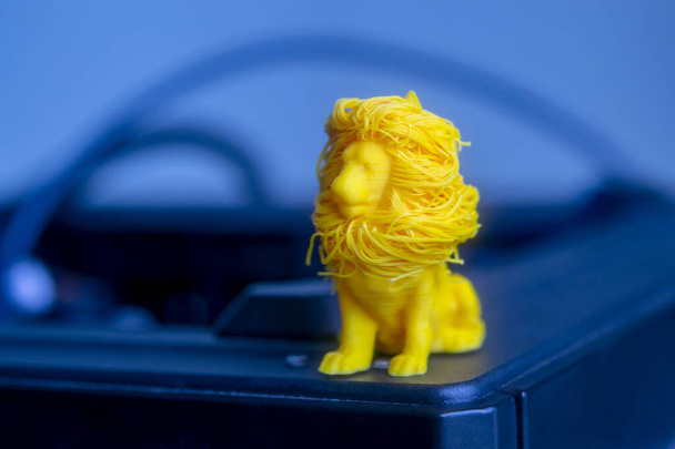 3D модель печатной модели на 3D принтере из горячего расплавленного пластика. - Фото, изображение